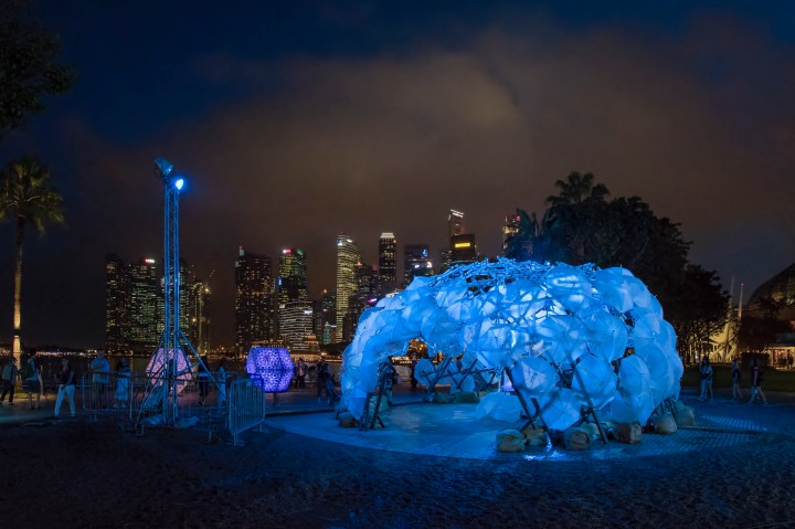 Dande-lier by COLOURS X Web Structure X Prof Yuen's Research Team. Image Courtesy of i Light Marina Bay 2017.